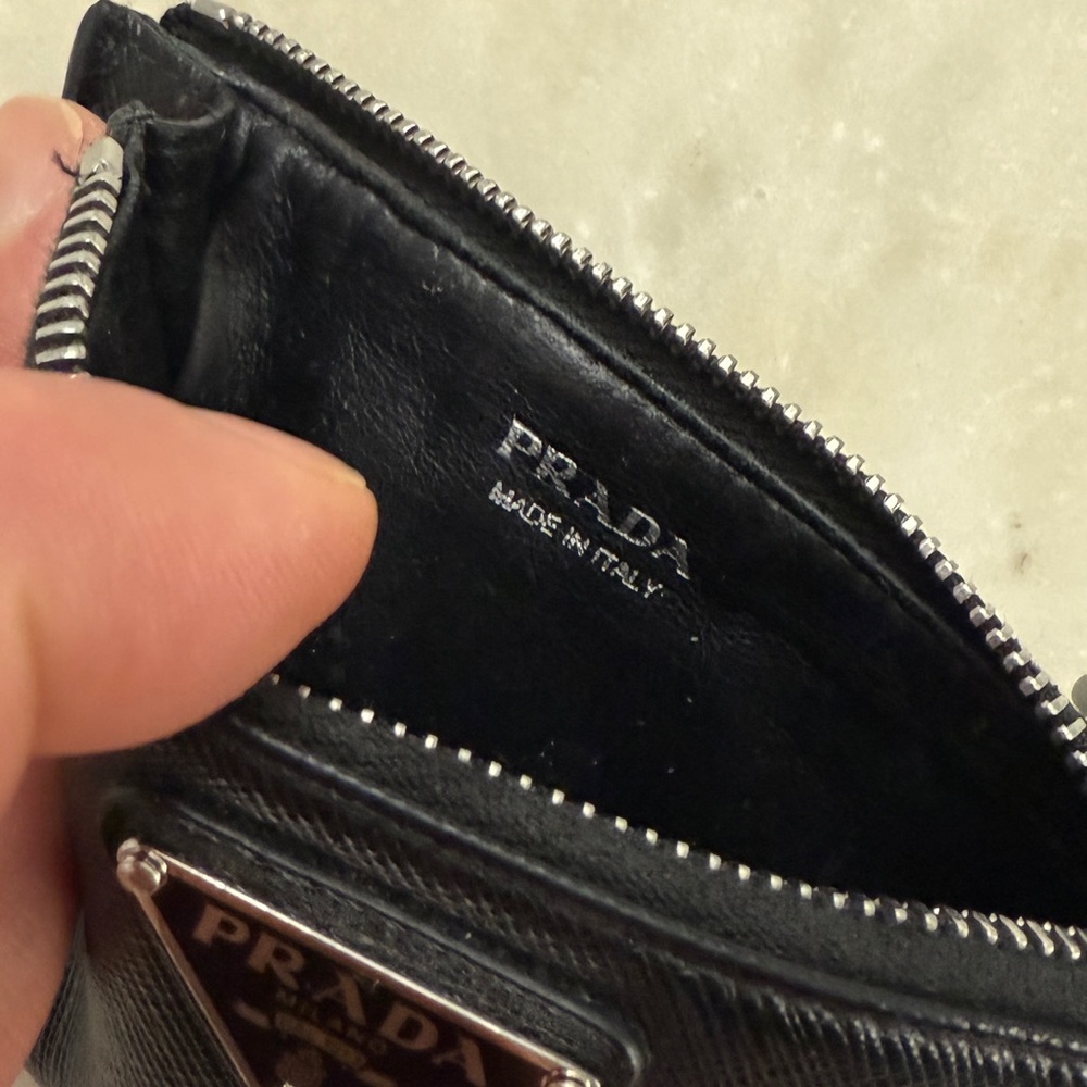 PRADA —- Saffiano leather card holder - Picture 4 of 10